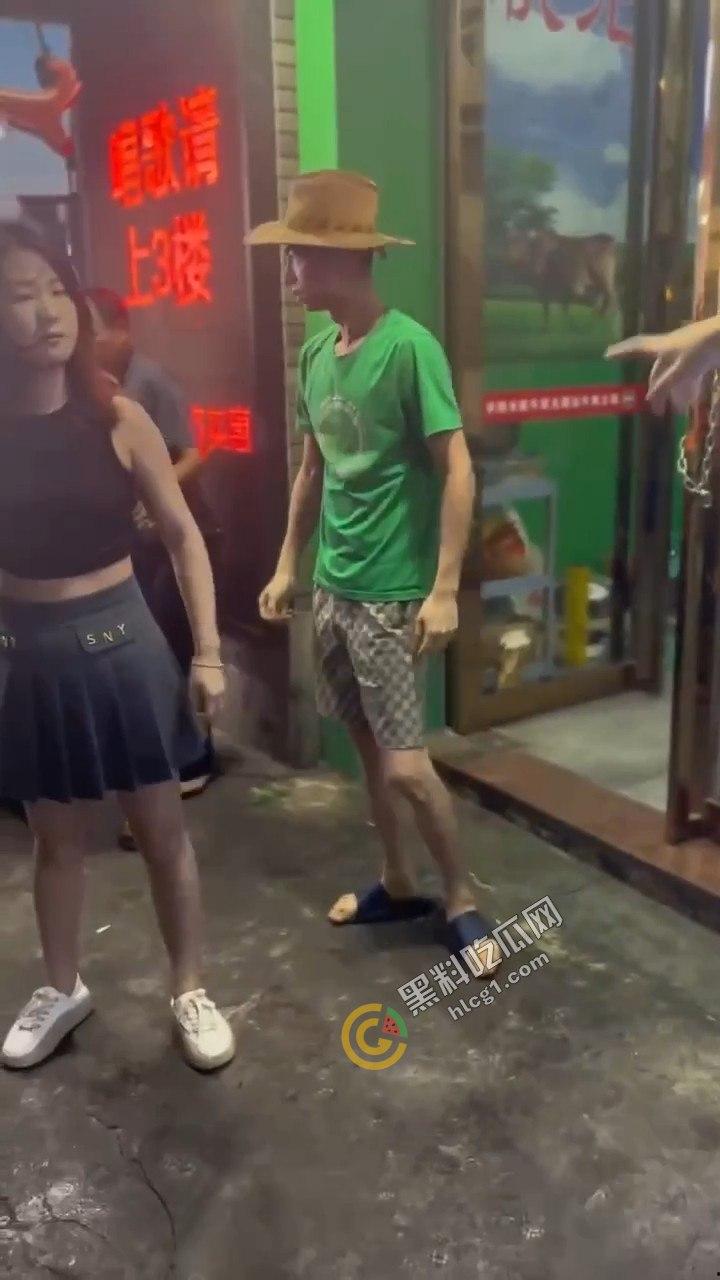 夜市吃宵夜竟引爆街头暴力！大爷挥菜刀怒斗，口角演变肢体冲突，市民目睹惊骇！