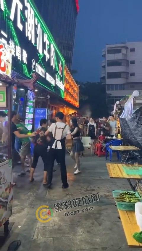 夜市吃宵夜竟引爆街头暴力!大爷挥菜刀怒斗,口角演变肢体冲突,市民目睹惊骇!