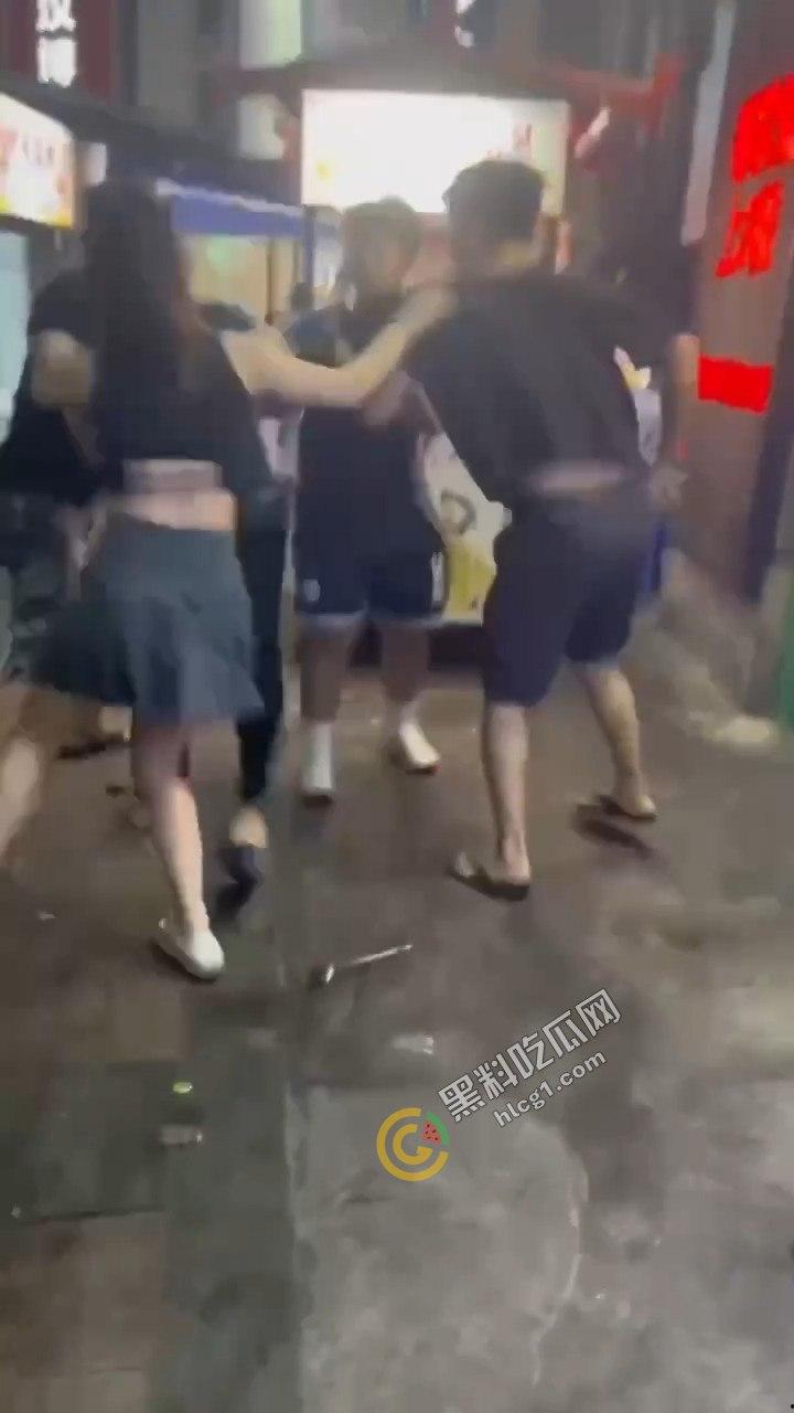 夜市吃宵夜竟引爆街头暴力!大爷挥菜刀怒斗,口角演变肢体冲突,市民目睹惊骇!