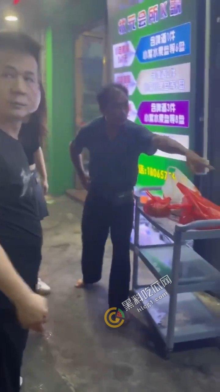 夜市吃宵夜竟引爆街头暴力!大爷挥菜刀怒斗,口角演变肢体冲突,市民目睹惊骇!