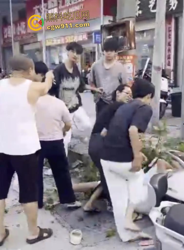 揭阳鬼火少年路边互殴，少妇大妈直接乱入拉架，平头小伙头破血流还反骂少妇影响发挥！