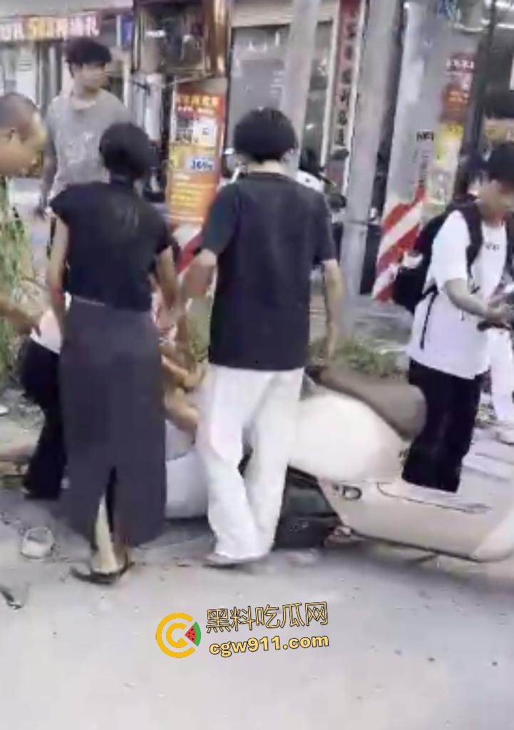 揭阳鬼火少年路边互殴,少妇大妈直接乱入拉架,平头小伙头破血流还反骂少妇影响发挥!