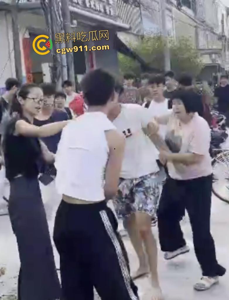 揭阳鬼火少年路边互殴,少妇大妈直接乱入拉架,平头小伙头破血流还反骂少妇影响发挥!