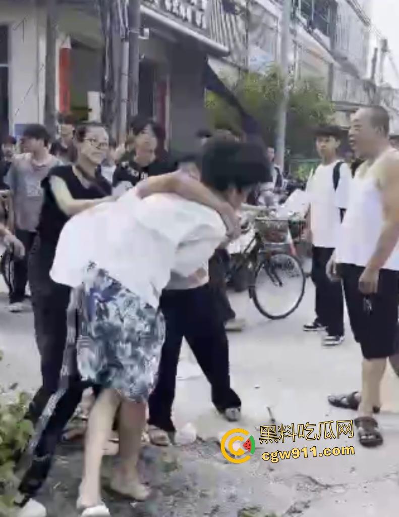 揭阳鬼火少年路边互殴,少妇大妈直接乱入拉架,平头小伙头破血流还反骂少妇影响发挥!