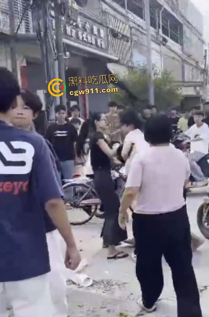 揭阳鬼火少年路边互殴,少妇大妈直接乱入拉架,平头小伙头破血流还反骂少妇影响发挥!