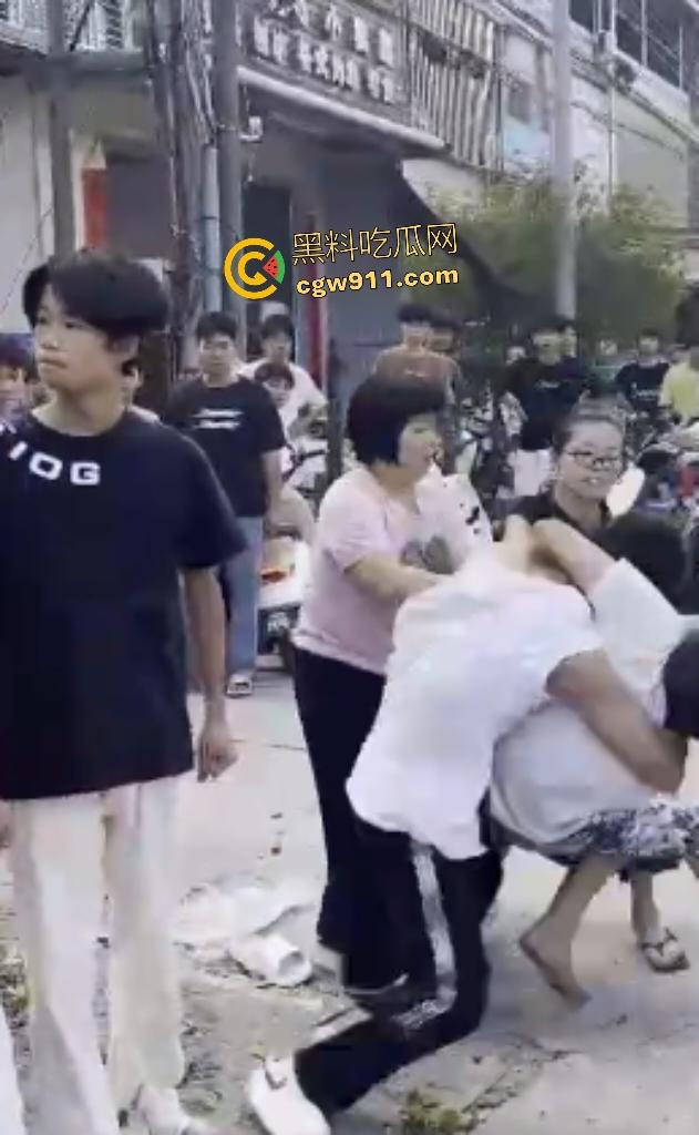 揭阳鬼火少年路边互殴,少妇大妈直接乱入拉架,平头小伙头破血流还反骂少妇影响发挥!