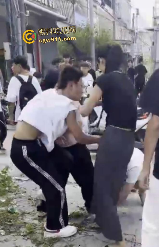 揭阳鬼火少年路边互殴,少妇大妈直接乱入拉架,平头小伙头破血流还反骂少妇影响发挥!