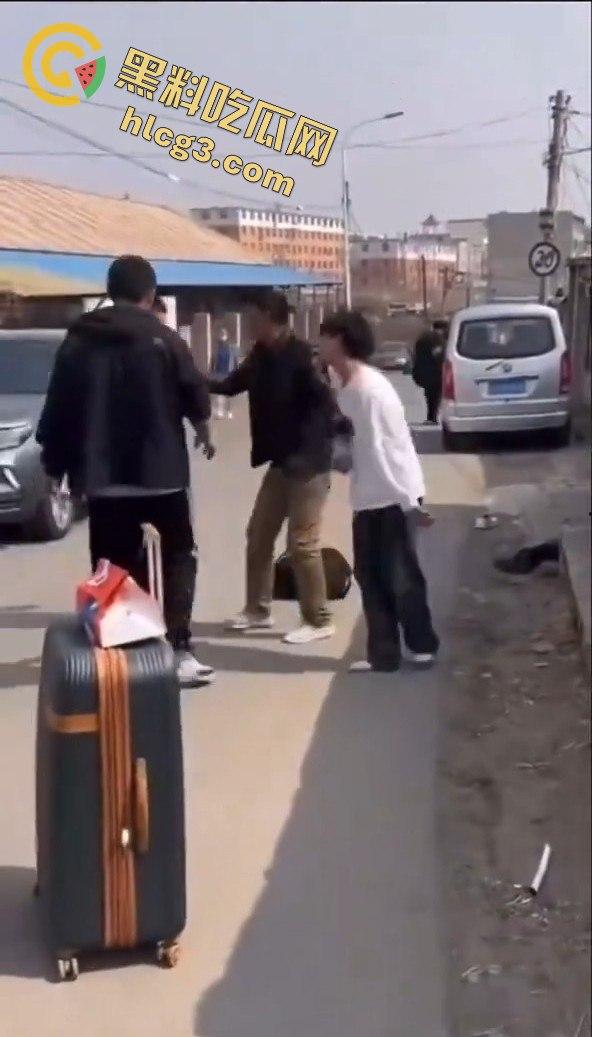 勇敢的小伙,这才是面对校园霸凌的正确方式,就是反击回去!