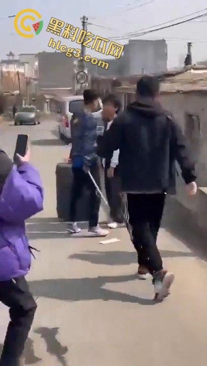 勇敢的小伙,这才是面对校园霸凌的正确方式,就是反击回去!