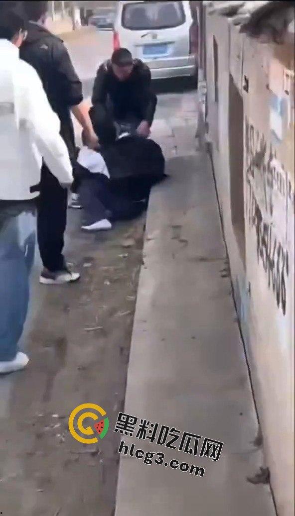 勇敢的小伙,这才是面对校园霸凌的正确方式,就是反击回去!