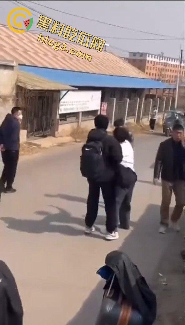 勇敢的小伙,这才是面对校园霸凌的正确方式,就是反击回去!