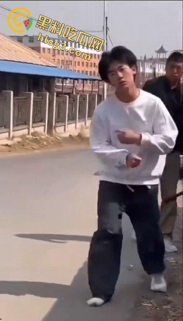 勇敢的小伙,这才是面对校园霸凌的正确方式,就是反击回去!