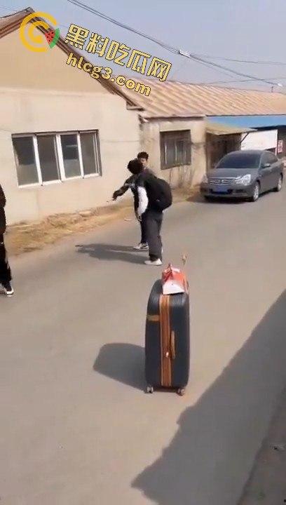 勇敢的小伙,这才是面对校园霸凌的正确方式,就是反击回去!