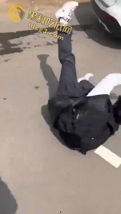 勇敢的小伙,这才是面对校园霸凌的正确方式,就是反击回去!