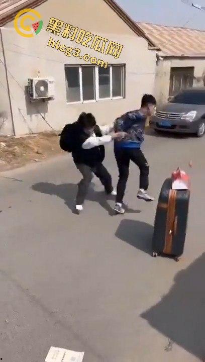 勇敢的小伙,这才是面对校园霸凌的正确方式,就是反击回去!