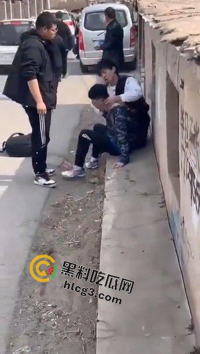 勇敢的小伙,这才是面对校园霸凌的正确方式,就是反击回去!