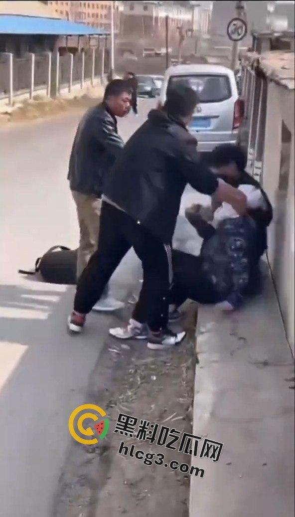 勇敢的小伙,这才是面对校园霸凌的正确方式,就是反击回去!