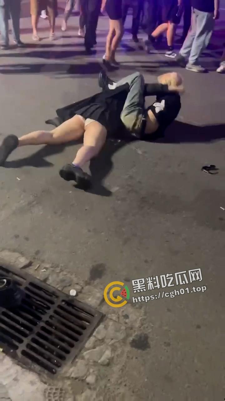 北京工体坦克大战瘦猴  飞猪女暴打细狗 打的自己内裤都飞了  围观群众都在喊加油 前排吃瓜