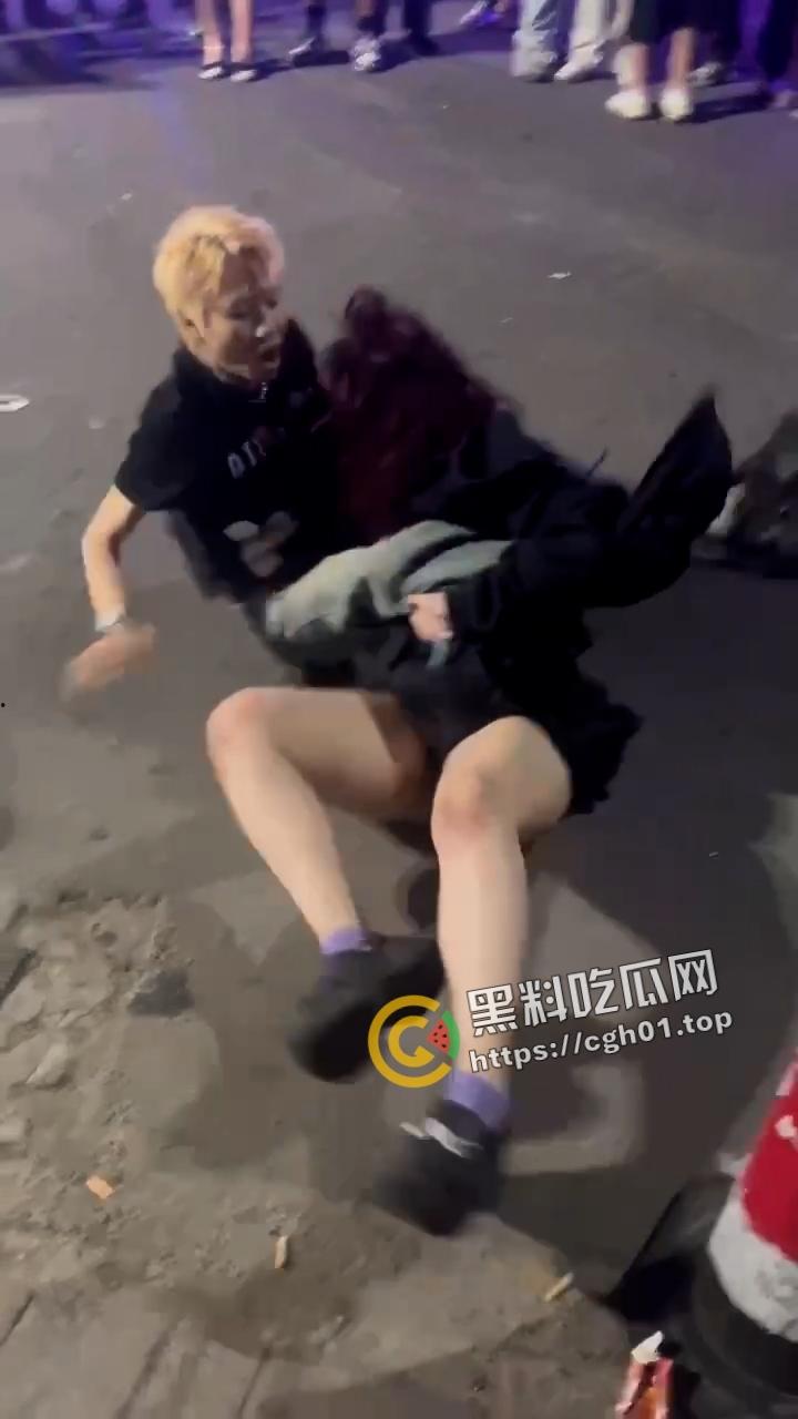 北京工体坦克大战瘦猴 飞猪女暴打细狗 打的自己内裤都飞了 围观群众都在喊加油 前排吃瓜