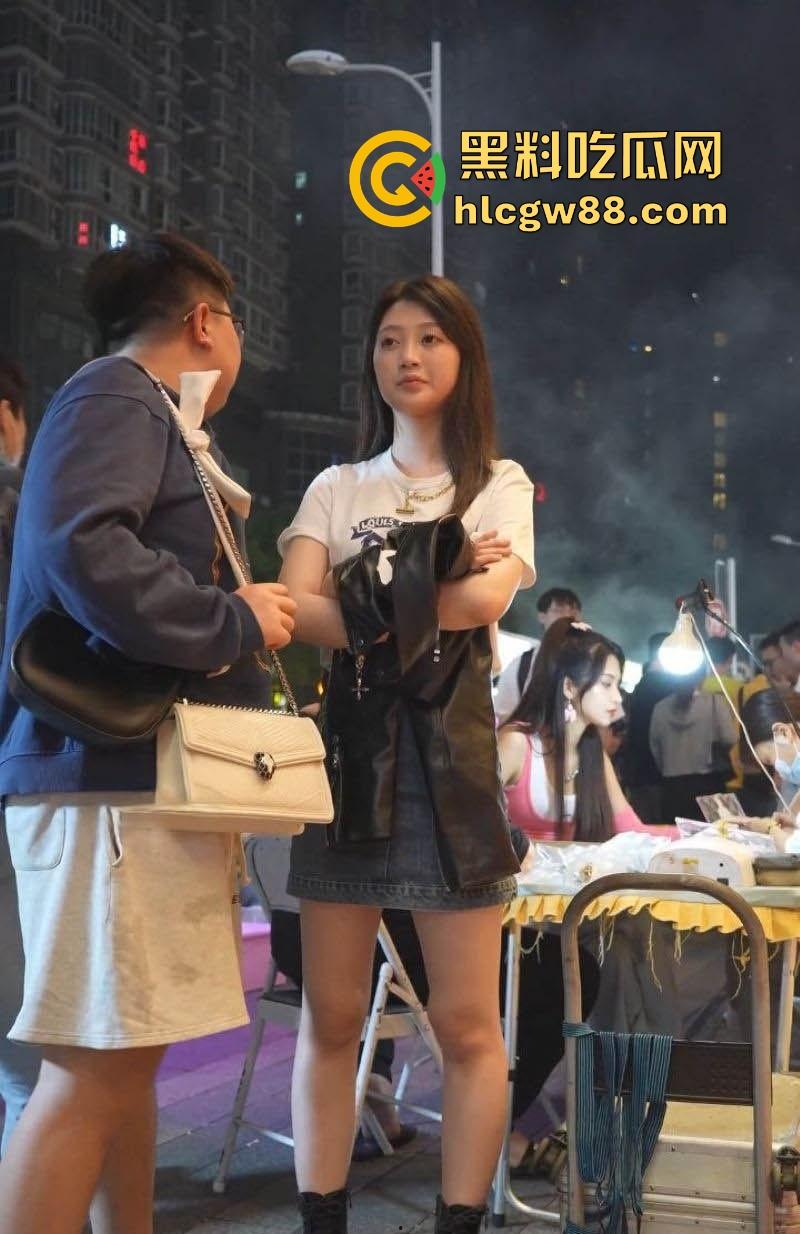 深圳街头偷拍狂潮，极品嫩妹裙底春光乍泄，透明丁字裤勒嫩鲍，阴毛浓密看的人目瞪口呆！