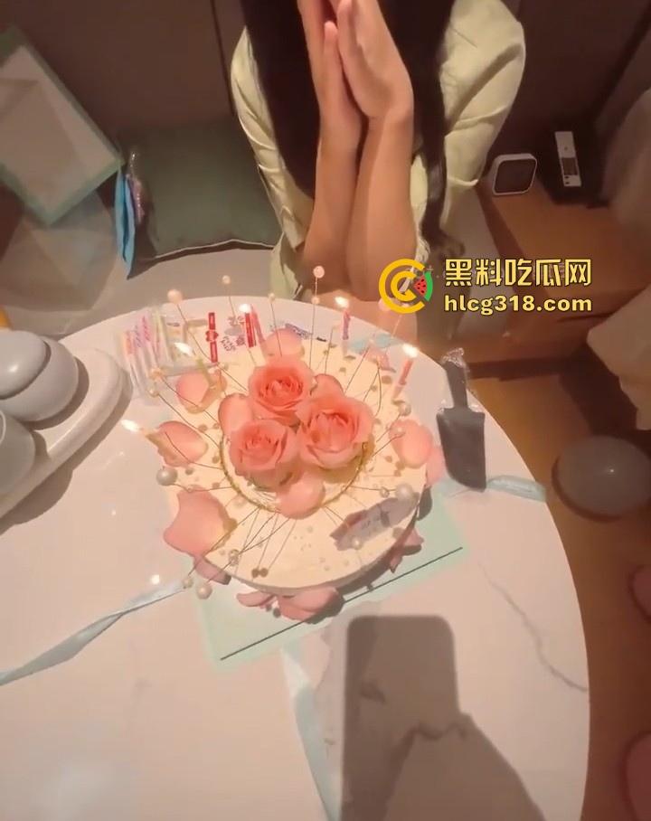 生日当天让姐姐穿上她梦寐以求的婚纱,让她尝试一下在“婚房”潮喷是什么感觉,诱惑感满满!