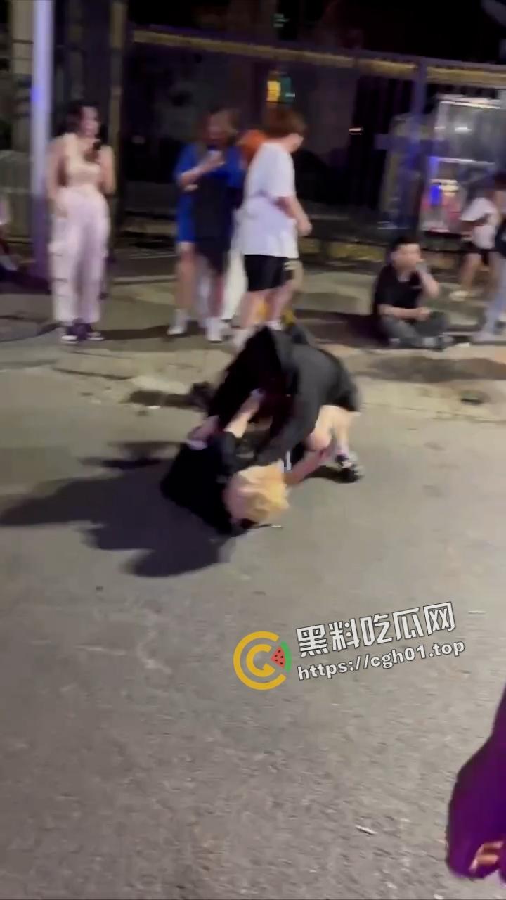 北京工体坦克大战瘦猴 飞猪女暴打细狗 打的自己内裤都飞了 围观群众都在喊加油 前排吃瓜