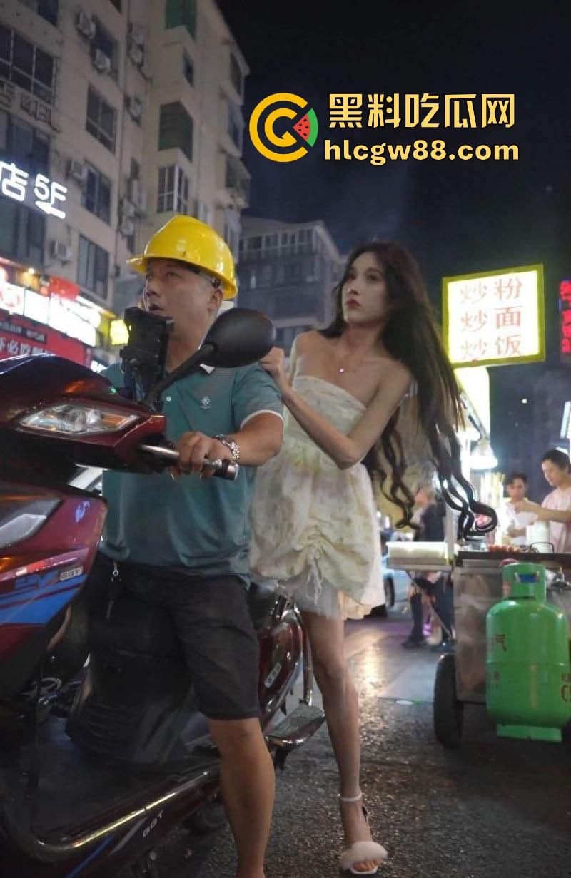 深圳街头偷拍狂潮,极品嫩妹裙底春光乍泄,透明丁字裤勒嫩鲍,阴毛浓密看的人目瞪口呆!