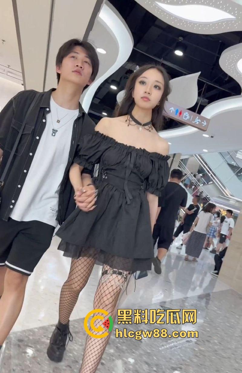 深圳街头偷拍狂潮,极品嫩妹裙底春光乍泄,透明丁字裤勒嫩鲍,阴毛浓密看的人目瞪口呆!