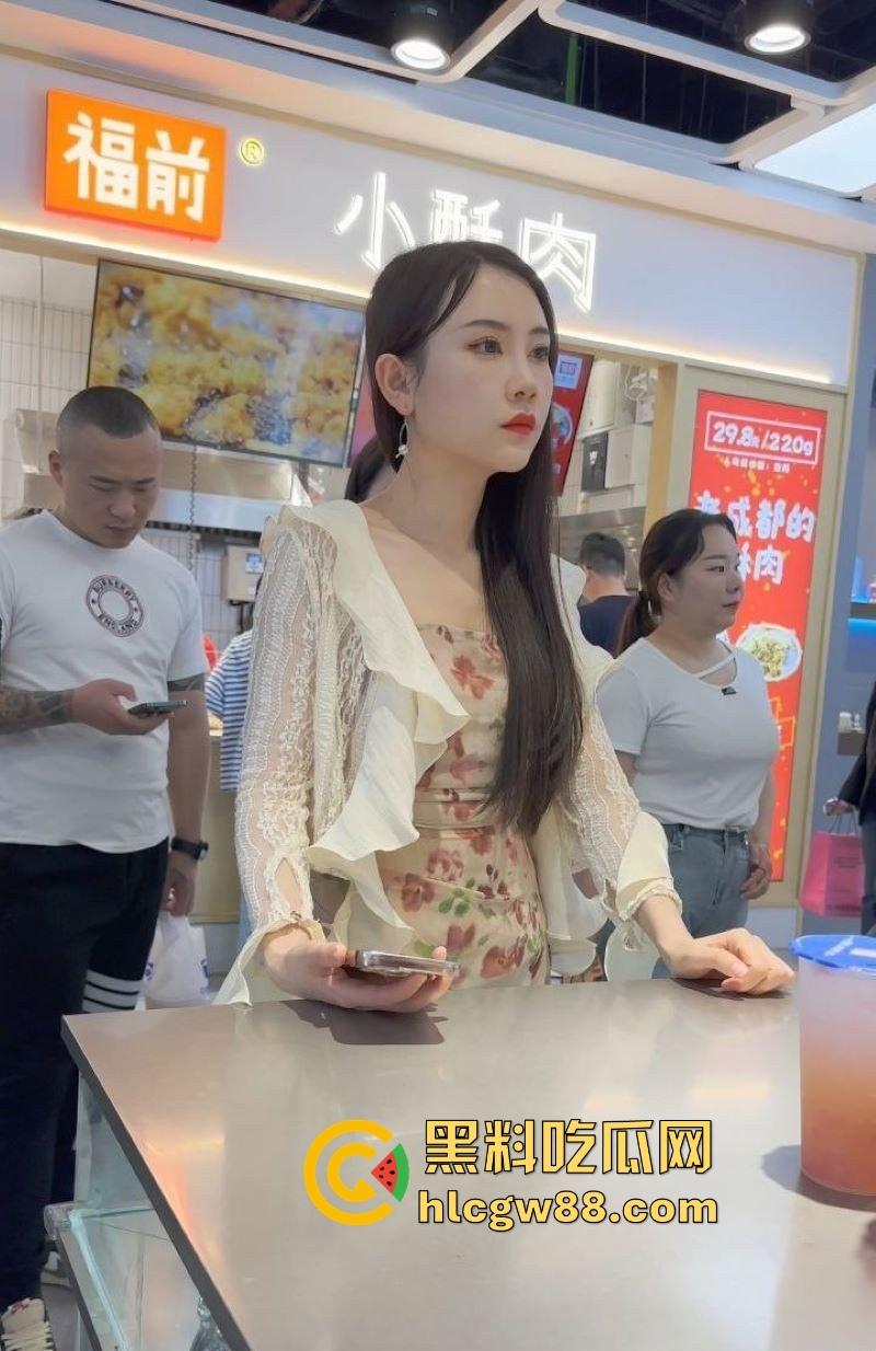 深圳街头偷拍狂潮,极品嫩妹裙底春光乍泄,透明丁字裤勒嫩鲍,阴毛浓密看的人目瞪口呆!