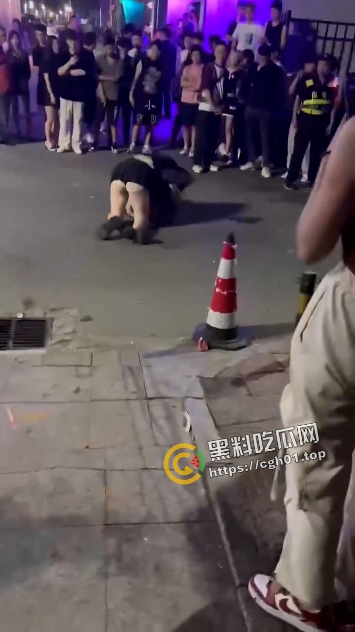 北京工体坦克大战瘦猴 飞猪女暴打细狗 打的自己内裤都飞了 围观群众都在喊加油 前排吃瓜