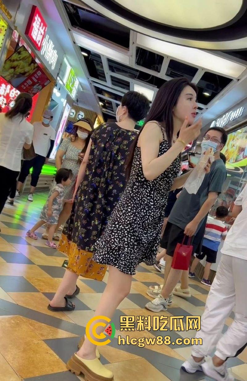 深圳街头偷拍狂潮,极品嫩妹裙底春光乍泄,透明丁字裤勒嫩鲍,阴毛浓密看的人目瞪口呆!