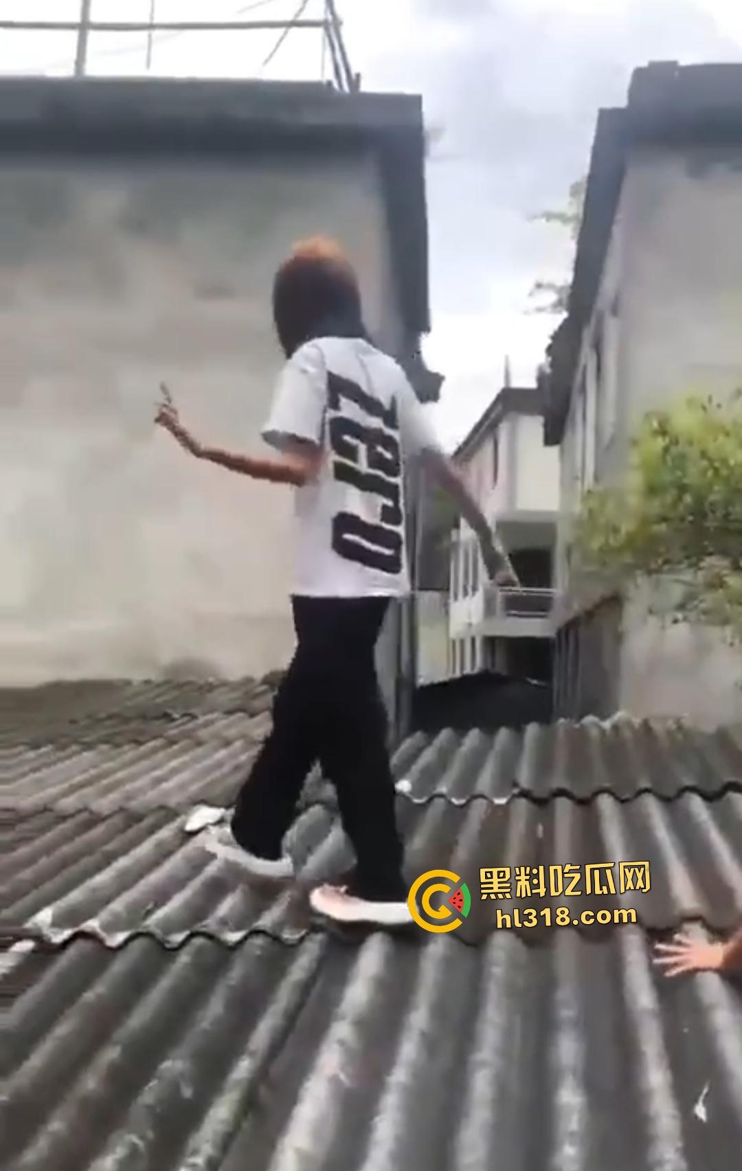 集美组团偷芒果翻车！白衣女孩瓦房“跳关”坠落陷阱，谁知这却是房主故意的陷阱！