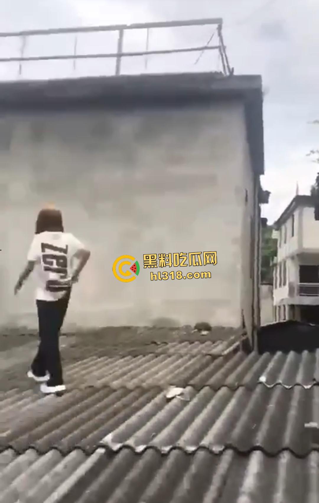 集美组团偷芒果翻车!白衣女孩瓦房“跳关”坠落陷阱,谁知这却是房主故意的陷阱!