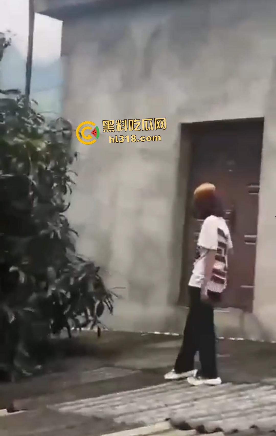 集美组团偷芒果翻车!白衣女孩瓦房“跳关”坠落陷阱,谁知这却是房主故意的陷阱!