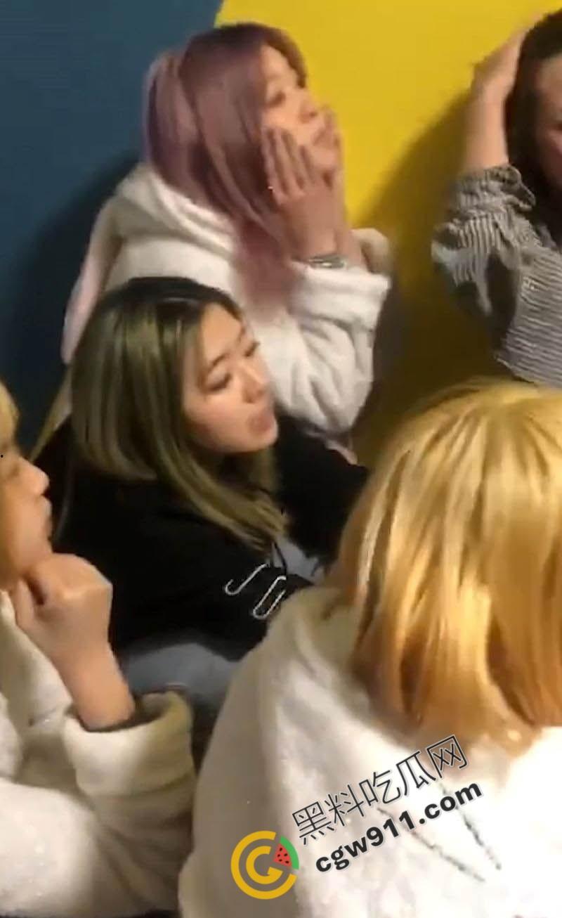 沈阳嫩妹王佳颖诱惑他人男友被一群精神小妹折磨!裸露尖叫,绝望哭喊,画面刺激且撩人