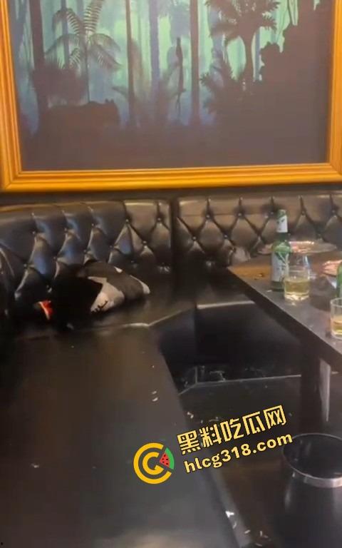 吃小菜怕拉肚子？老婆直接跟兄弟们厕所群P被轮，喝多点的酒全撒逼里了，厕所里的逼才最带味！