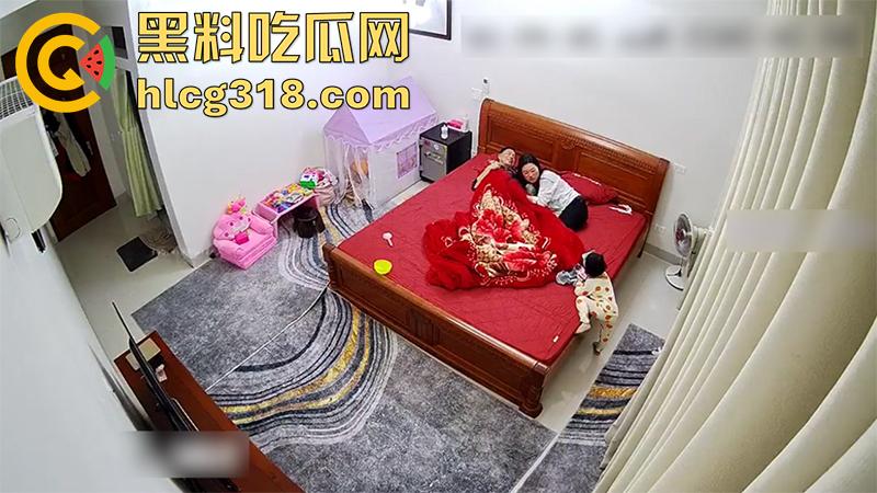 公公当着孩子面操儿媳,趁儿子不在家来到儿媳房间,借口看孙女实际操儿媳,监控拍下做爱现场!