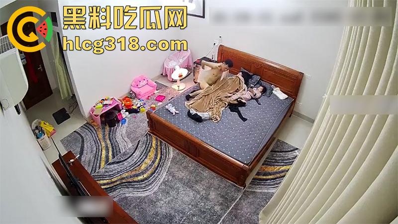 公公当着孩子面操儿媳,趁儿子不在家来到儿媳房间,借口看孙女实际操儿媳,监控拍下做爱现场!