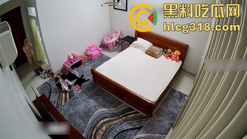 公公当着孩子面操儿媳,趁儿子不在家来到儿媳房间,借口看孙女实际操儿媳,监控拍下做爱现场!