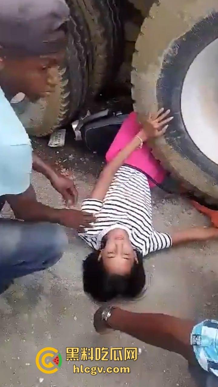 胆小别点！多米尼加高速车祸致三人碾成肉饼 无码实拍曝光惨烈现场