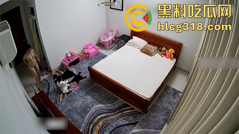 公公当着孩子面操儿媳,趁儿子不在家来到儿媳房间,借口看孙女实际操儿媳,监控拍下做爱现场!