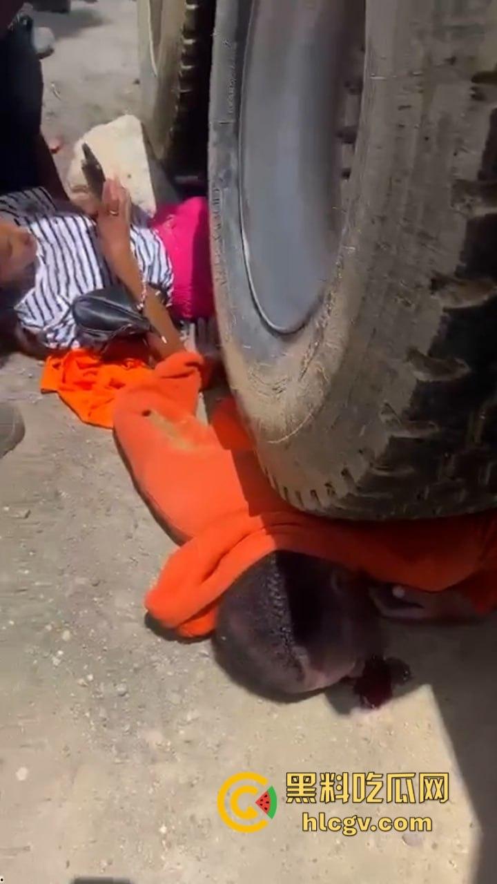 胆小别点!多米尼加高速车祸致三人碾成肉饼 无码实拍曝光惨烈现场