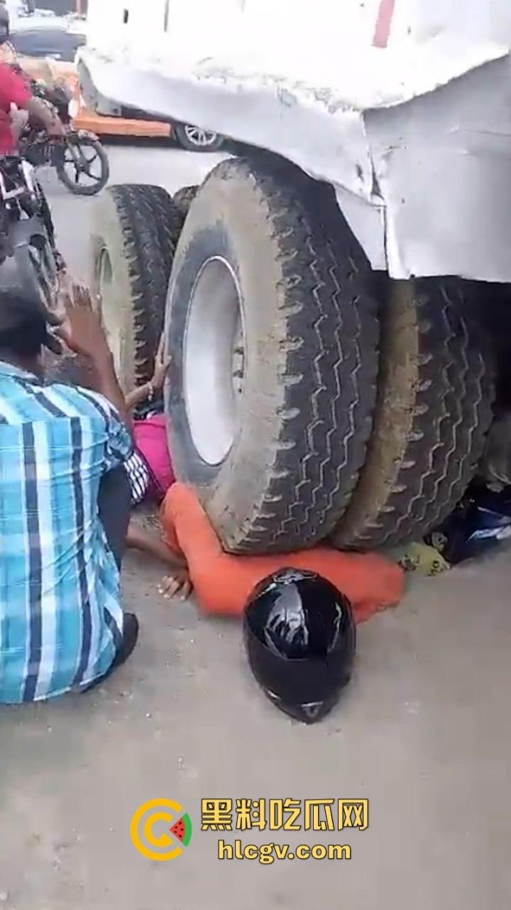 胆小别点!多米尼加高速车祸致三人碾成肉饼 无码实拍曝光惨烈现场