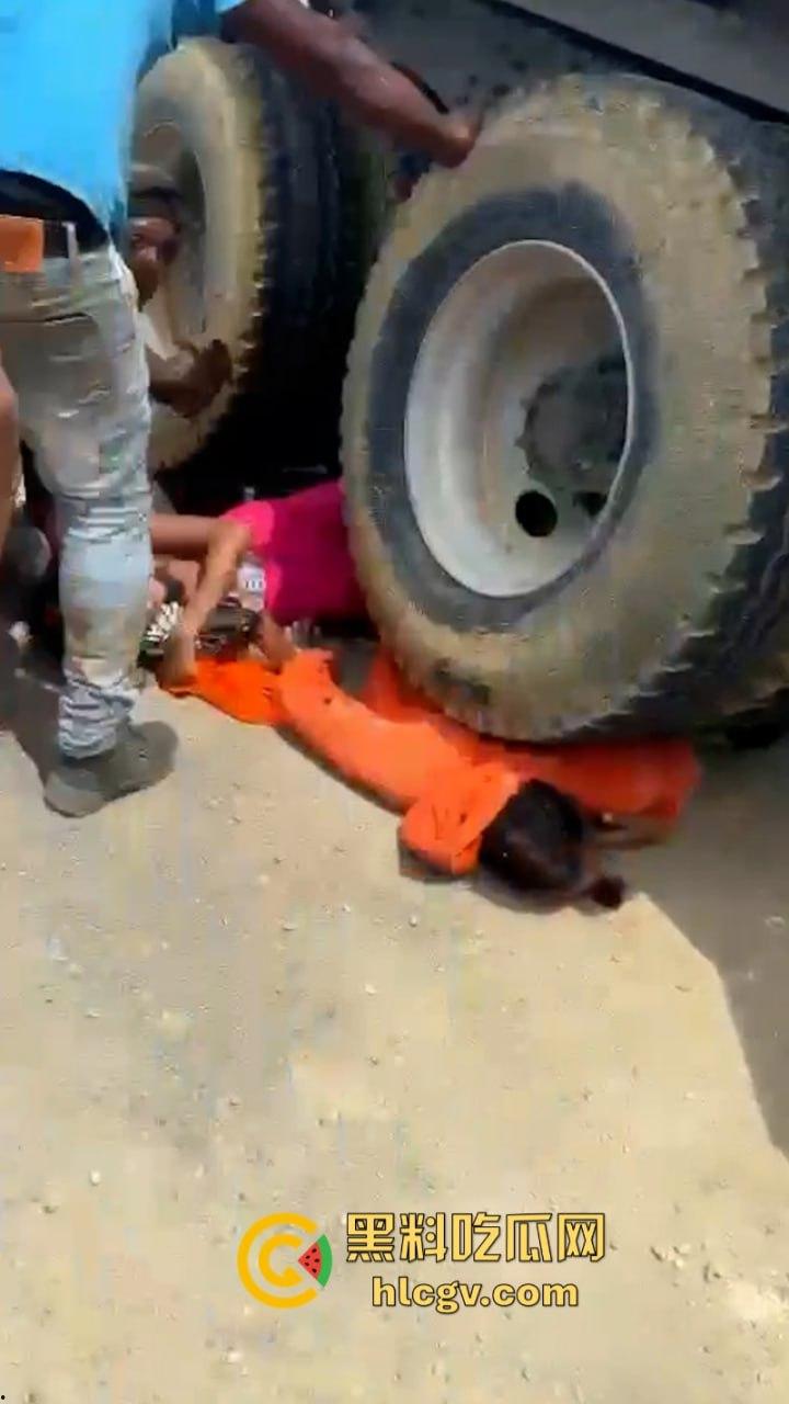 胆小别点!多米尼加高速车祸致三人碾成肉饼 无码实拍曝光惨烈现场