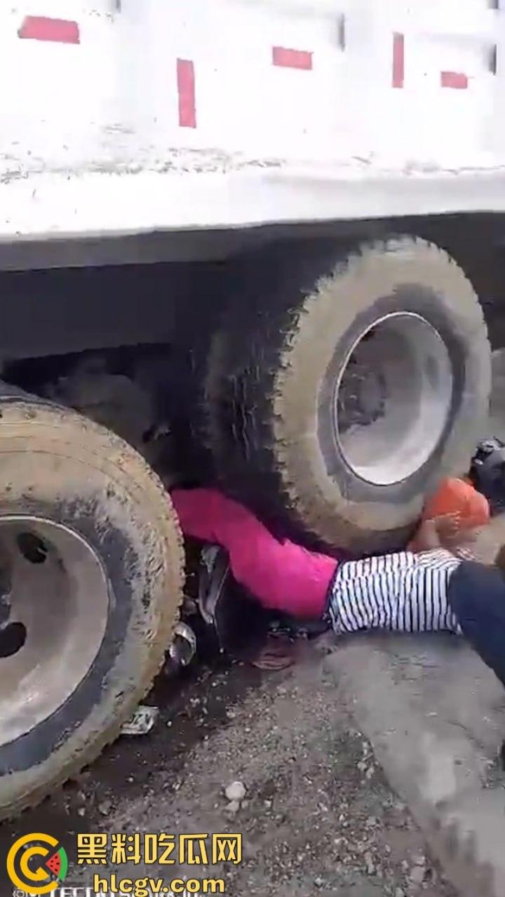 胆小别点!多米尼加高速车祸致三人碾成肉饼 无码实拍曝光惨烈现场