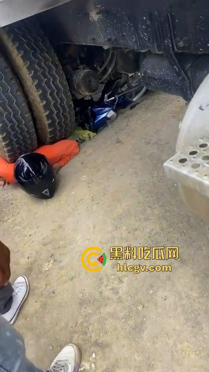 胆小别点!多米尼加高速车祸致三人碾成肉饼 无码实拍曝光惨烈现场