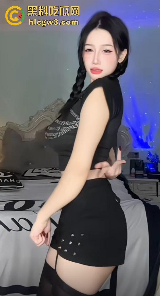 抖音主播『李大嘴儿』大哥重金定制甩奶擦边视频曝光,骚比带口罩狂抖巨奶,黑丝豹纹丁字裤口罩挡不住!