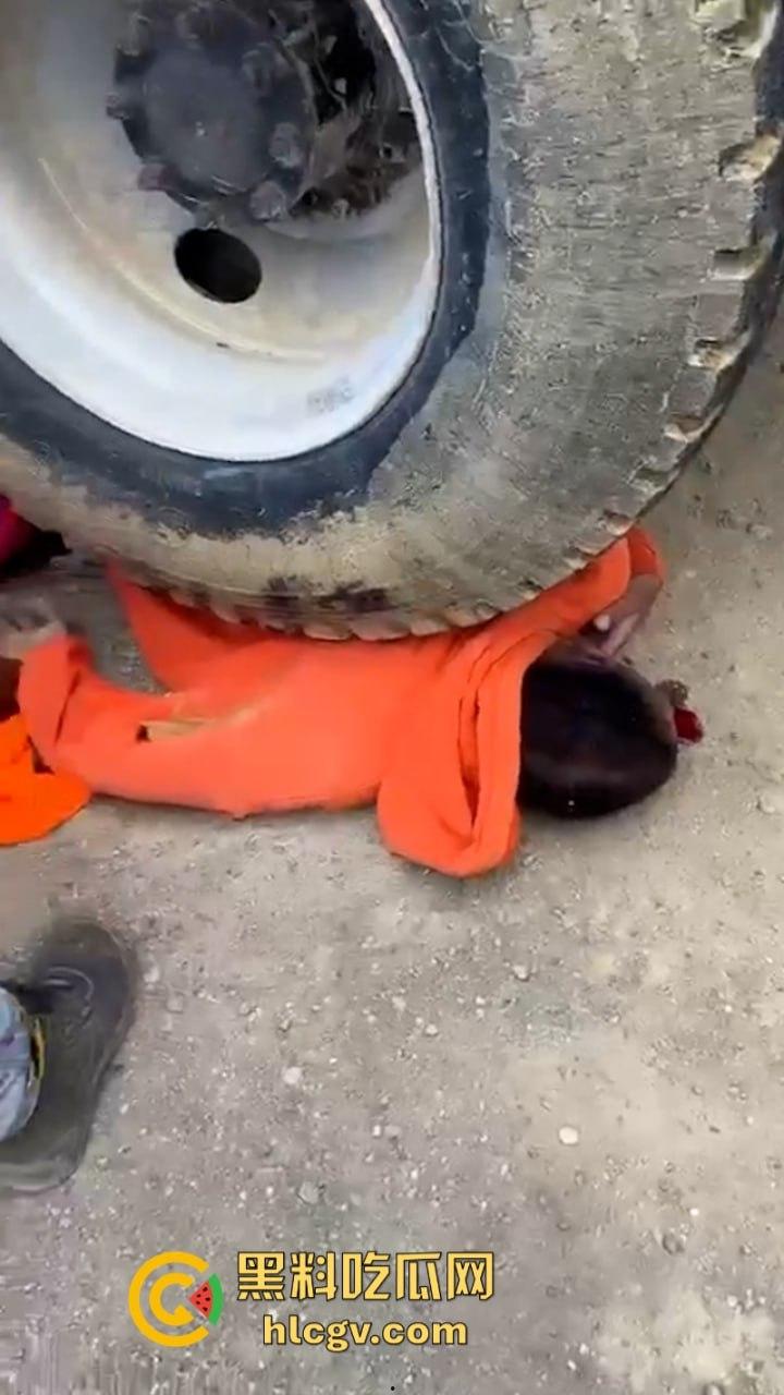 胆小别点!多米尼加高速车祸致三人碾成肉饼 无码实拍曝光惨烈现场