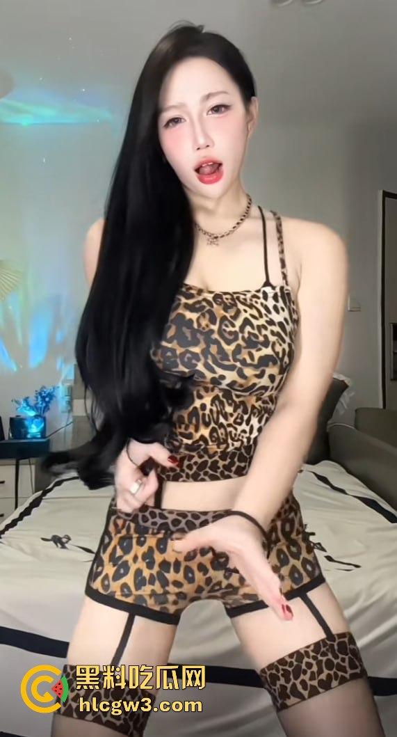 抖音主播『李大嘴儿』大哥重金定制甩奶擦边视频曝光,骚比带口罩狂抖巨奶,黑丝豹纹丁字裤口罩挡不住!