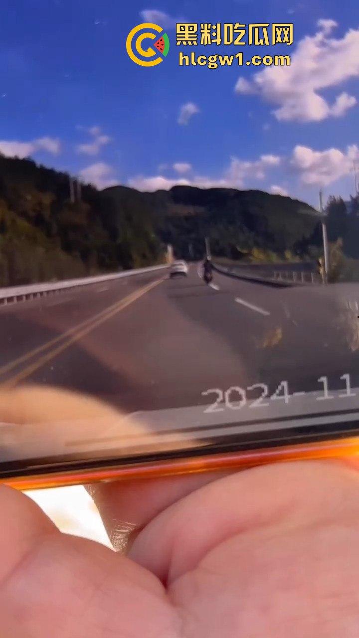 辽宁小车司机路怒找茬摩托骑手!以为没行车记录仪,直接上去撞,结果笑死了!